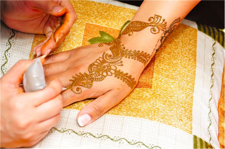 Picture Of Applying Mehndi In Hand